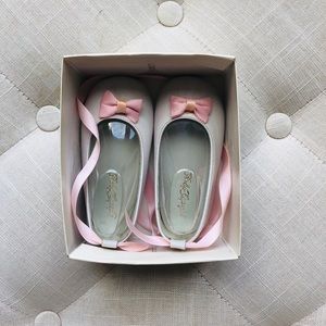 White baby shoes with bows